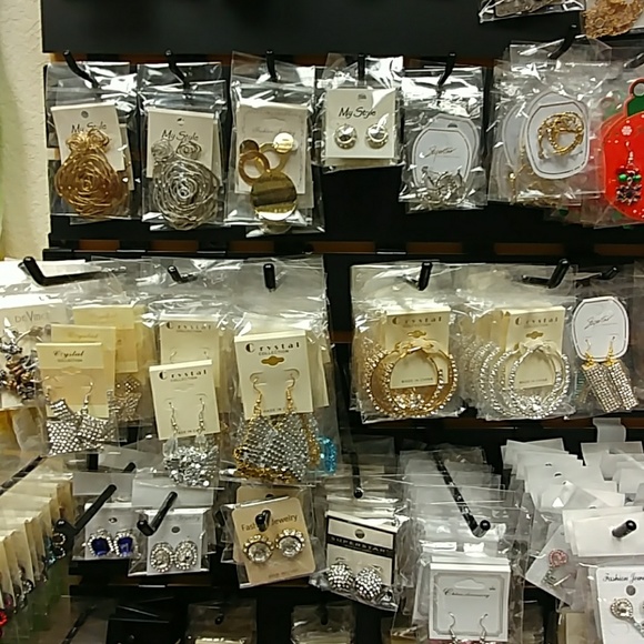 250 Pair Earrings Bundle - Picture 5 of 9